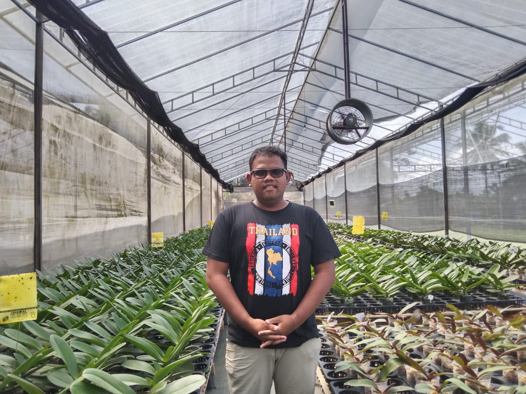 Ikhsan Nur Wicaksono di depan kebun anggreknya di Desa Sidomulyo Kecamatan Candimulyo Kabupaten Magelang.