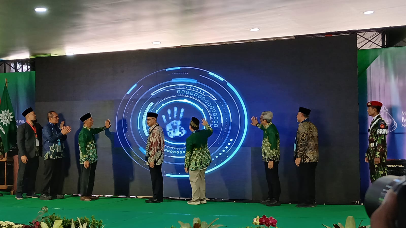Ketua PP Muhammadiyah Prof Haedar Nashir, Ketua PWM Jateng Tafsir dan jajarannya menekan tombol sirine menandai diresmikannya Gedung Zam-Zam RS PKU Muhammadiyah Temanggung, Sabtu (23/11/2024).