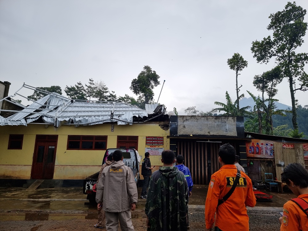 Rumah warga Dusun Buluduwur dan Dusun Mempun, Desa Ngropoh, Kecamatan Kepil, Kabupaten Wonosobo yang rusak dilanda bencana puting beliung, Rabu (20/11/2024) sore.