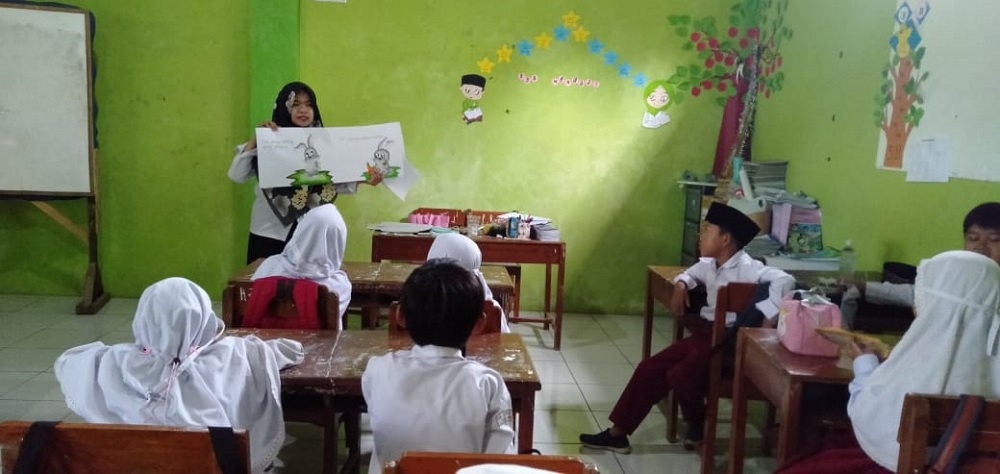 Guru MI Gondoriyo Kabupaten Semarang Hana Hidayatul Muna semangat mengajar siswa siswinya meski gaji rendah.&nbsp;  &nbsp;