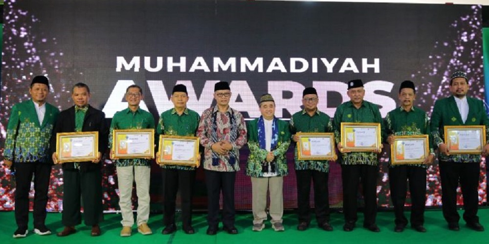 Ketua Umum PP Muhammadiyah Haedar Nashir, Ketua PWM Jawa Tengah Dr. KH Tafsir, M.Ag. dan Sekretaris PWM Jawa Tengah H. Dodok Sartono, S.E., M.M. bersama penerima Muhammadiyah Awards 2024.