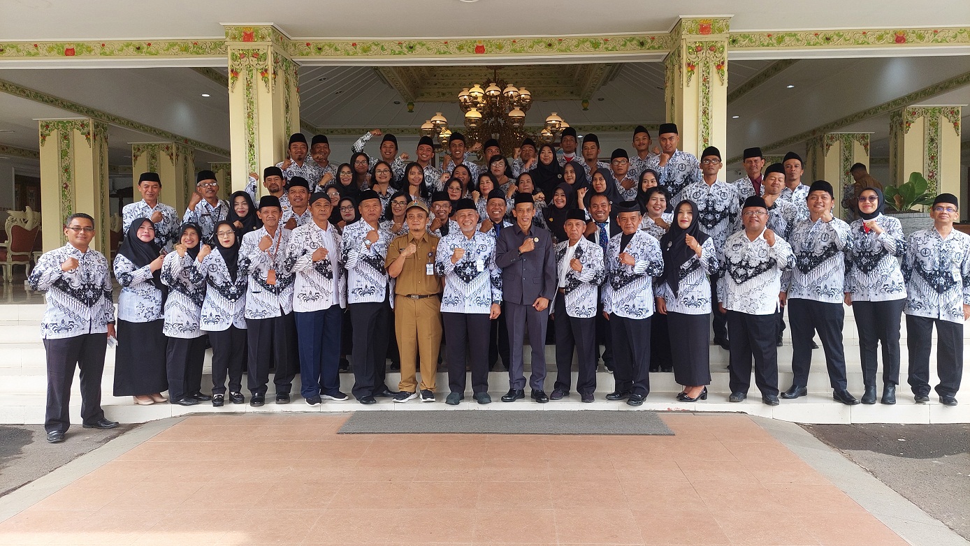 Penjabat Bupati Temanggung Hary Agung Prabowo bersama para guru usai upacara Hari Guru Nasional 2024 dan Hari PGRI, Senin (25/11/2024).