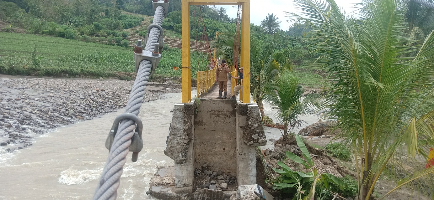 Jembatan gantung stanmelo yang menghubungkan Desa Kaliguwo Kaliwiro dan Desa Kalidadap Wadaslintang, putus.