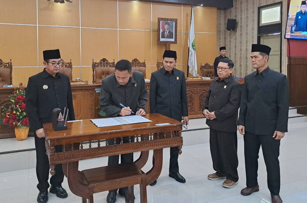 Ketua DPRD Kabupaten Magelang Sakir S.Sos. dan Pj Bupati Magelang Sepyo Achanto menandatangani persetujuan Raperda APBD Tahun Anggaran 2025 dalam Rapat Paripurna di Ruang Rapat Paripurna DPRD