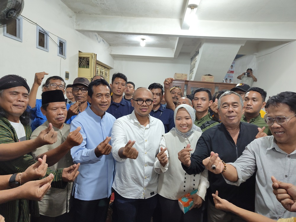 Paslon 02 M Faiz Kurniawan-Suyono saat merayakan kemenangan di Posko Pemenangan 02 Pilkada Kabupaten Batang.