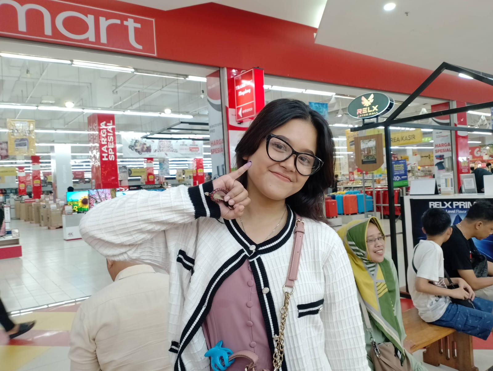 Pasha, salah satu pengunjung Artos Mall Magelang yang tengah berburu diskon.
