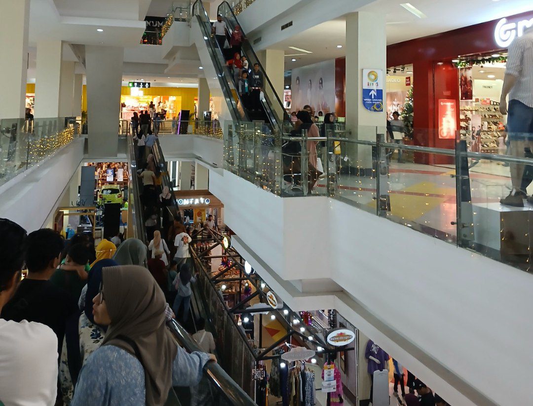 Pengunjung Artos Mall Magelang pada Rabu, 27 November 2024.