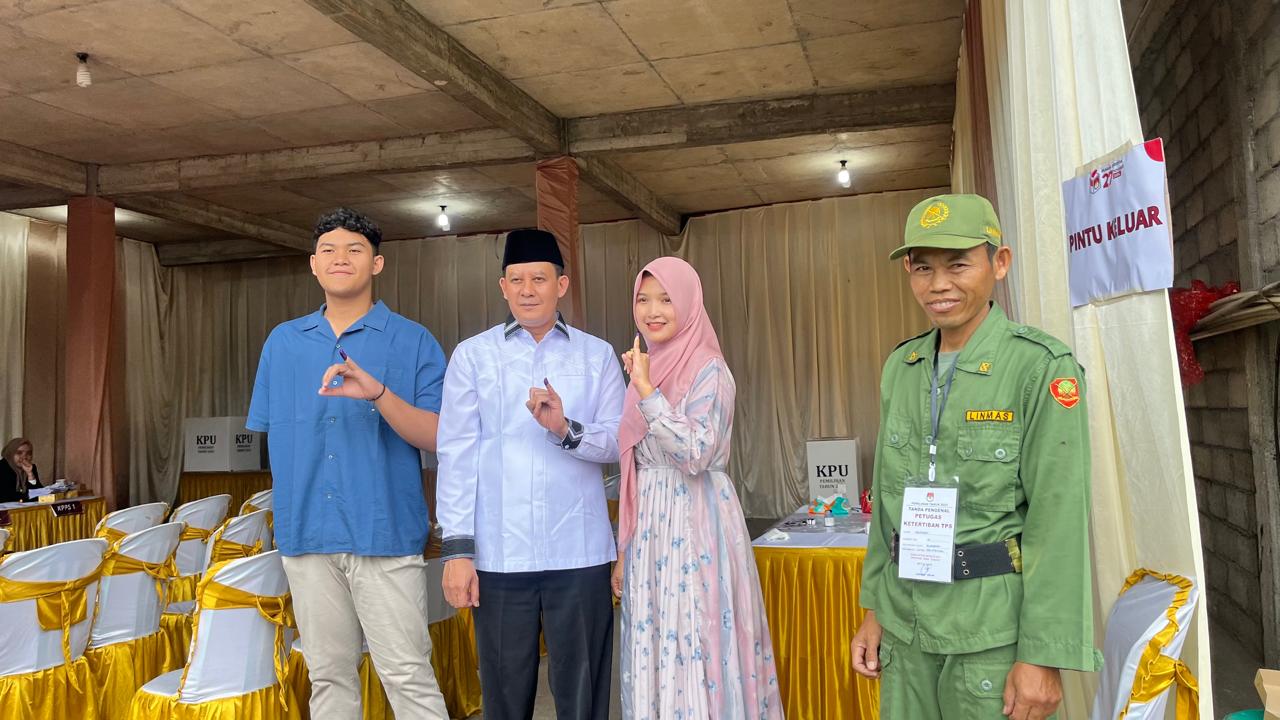 Calon Wakil Bupati Wonosobo nomor urut 01 Amir Husein, menggunakan hak pilihnya di TPS 01, Dusun Jawar, Desa Blederan, Kecamatan Mojotengah, Rabu (27/11/2024).