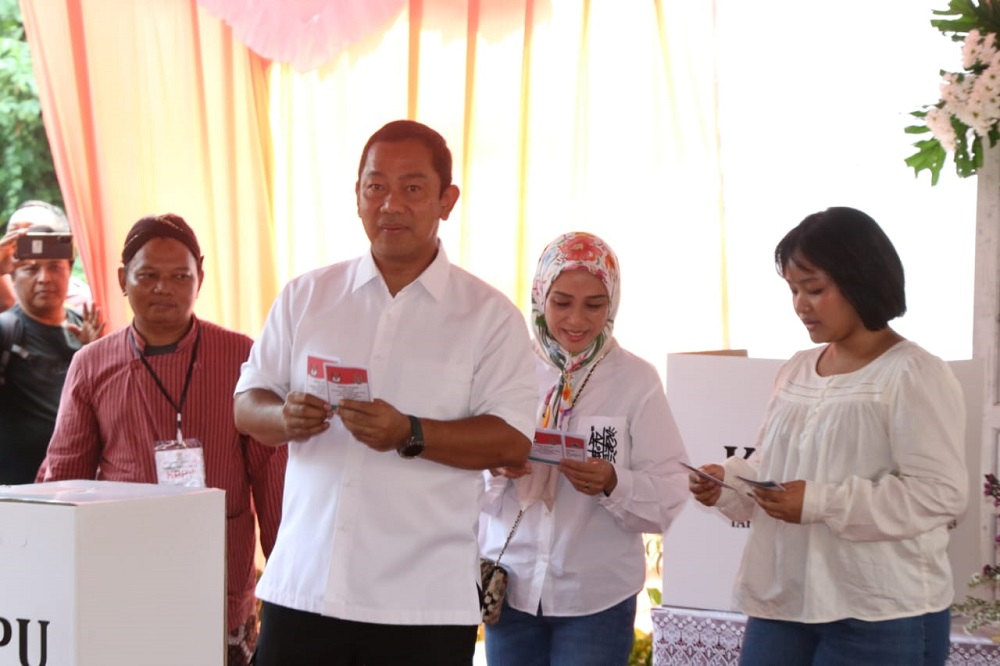 Calon Wakil Gubernur Jawa Tengah nomor urut 01 Hendrar Prihadi melaksanakan pemungutan suara di TPS 03, Lempongsari, Kecamatan Gajahmungkur, Kota Semarang, Rabu (27/11/2024).