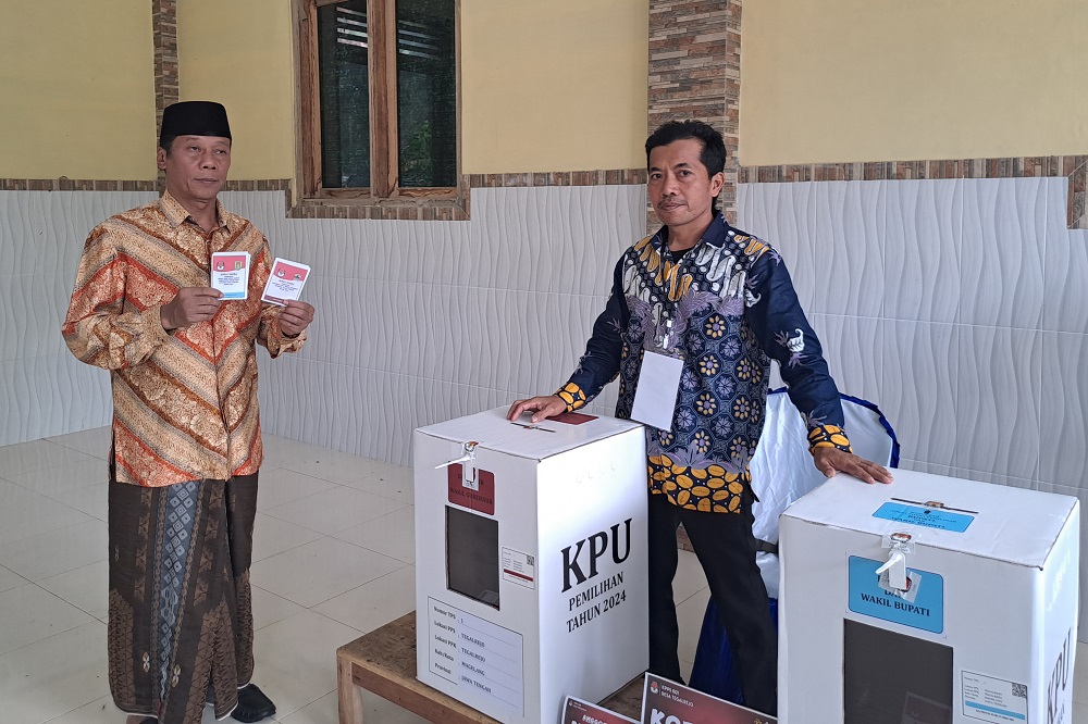 Calon Wakil Bupati Magelang Nomor Urut 2 Sahid menggunakan hak suaranya di TPS 001 Tegalrejo, Kabupaten Magelang, Rabu (27/11/2024).