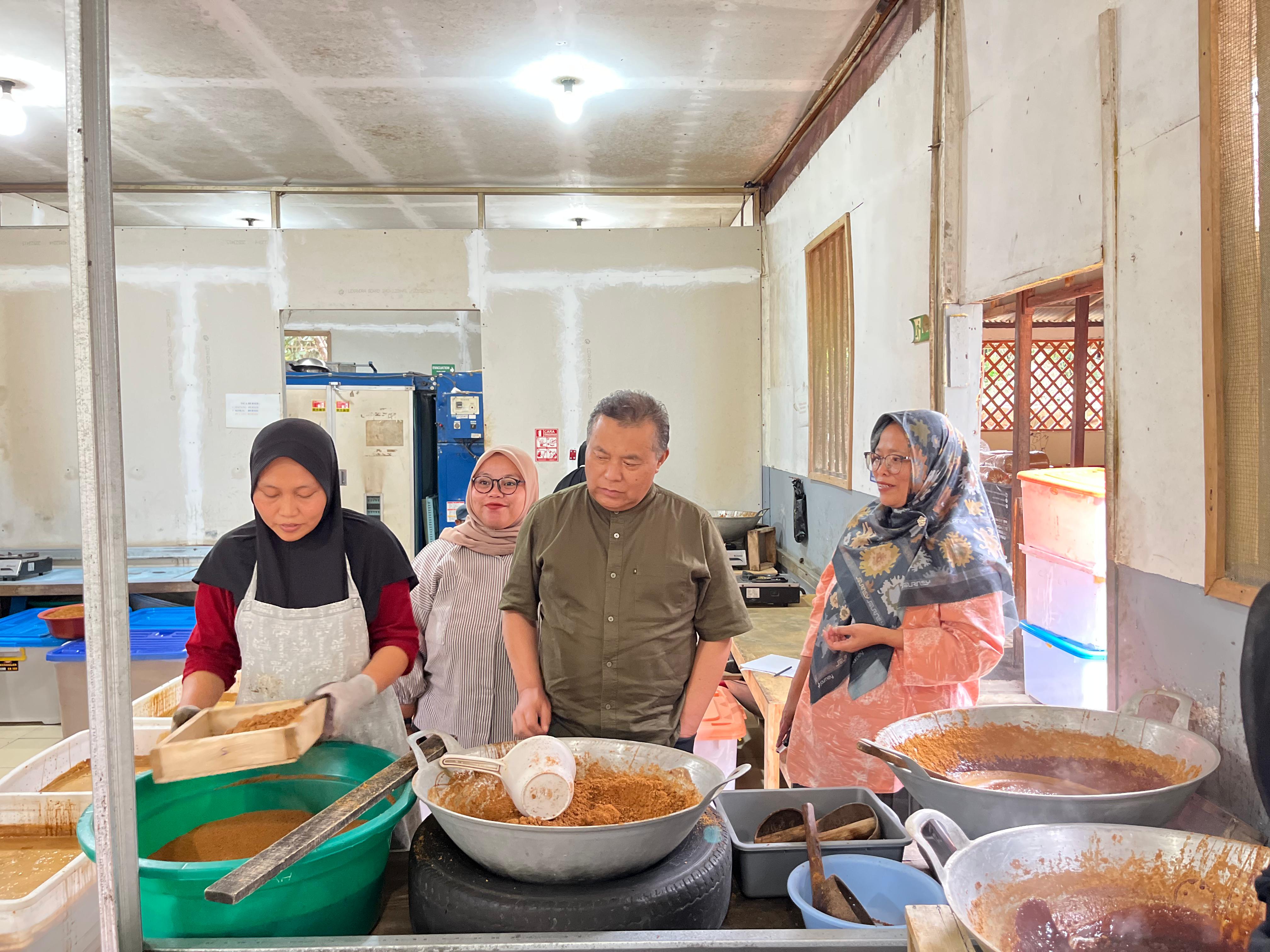 Wakil Bupati Wonosobo Muhammad Albar meninjau produksi gula semut Siti Muawamah di Desa Gondowulan, Kepil, Jumat (29/11/2024).