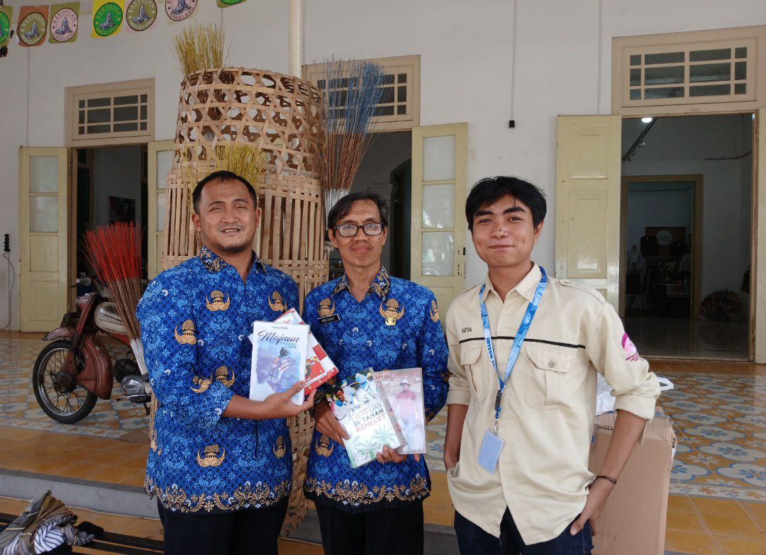Budi Susilo dan rekannya, mengunjungi dan membeli buku di bazzar buku tersebut.