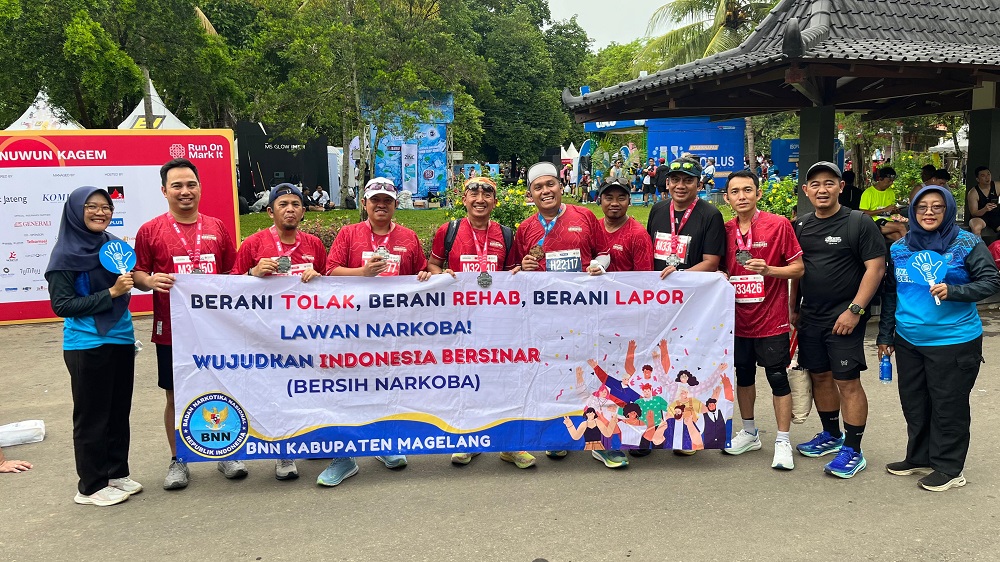 BNNK Magelang memberikan sosialisasi antinarkoba kepada pelari Bank Jateng Borobudur Marathon 2024 di Taman Wisata Candi Borobudur, Kabupaten Magelang, Minggu (1/12/2024)