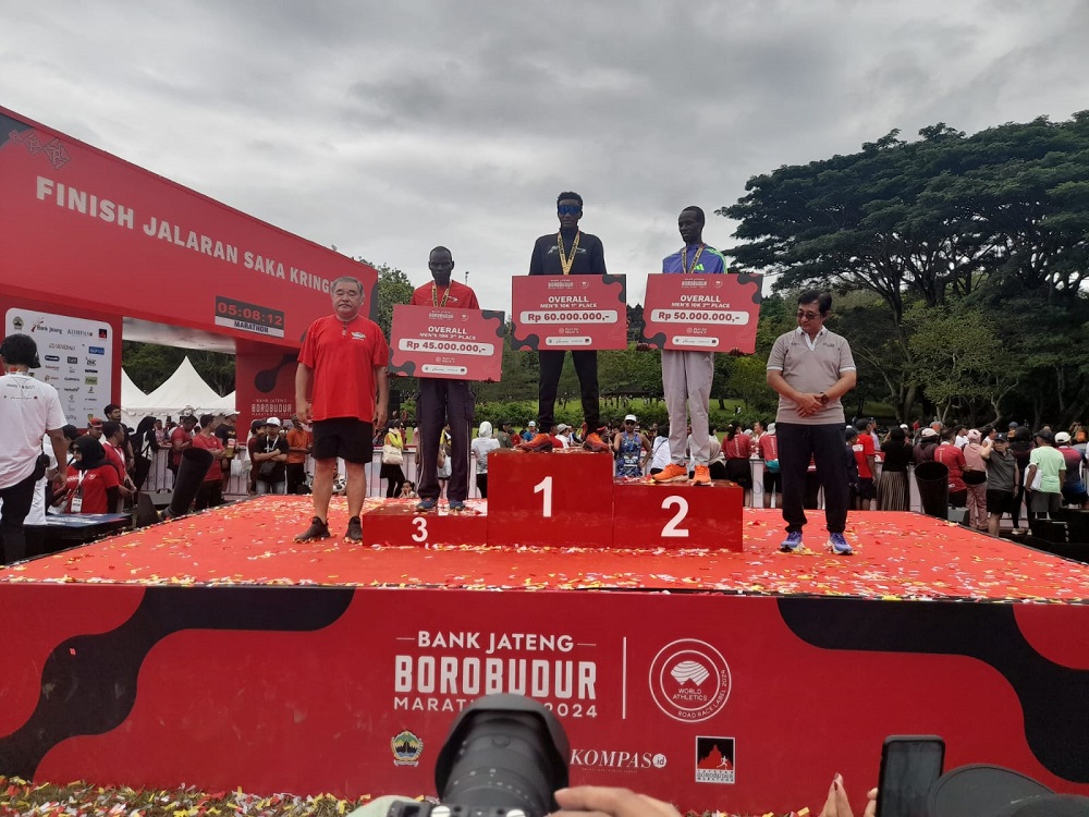 Ketua Yayasan Borobudur Marathon Liem Chie An dan Pj Bupati Magelang Sepyo Achanto bersama para juara ovelall marathon putra.
