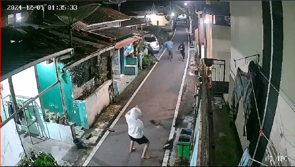 Kawanan remaja saat melakukan penyerangan di kampung Jalan Mawar, Kelurahan Potrobangsan, Kecamatan Magelang Utara, Minggu (1/12/2024) sekitar pukul 01.00 WIB.