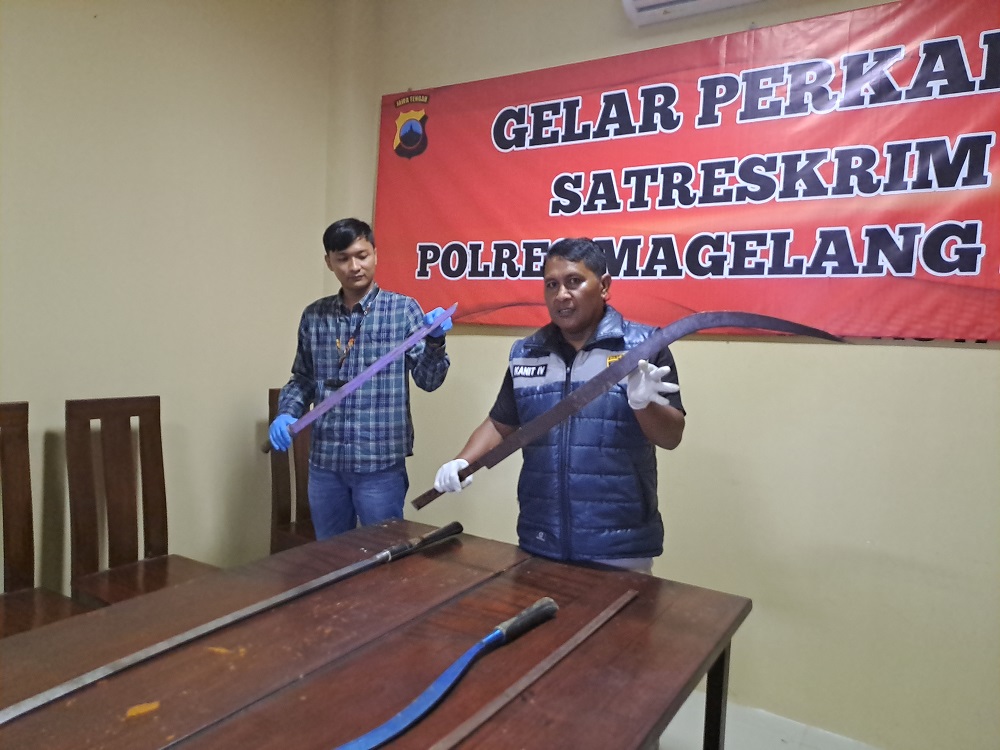 Celurit panjang yang berhasil diamankan aparat Polres Magelang Kota