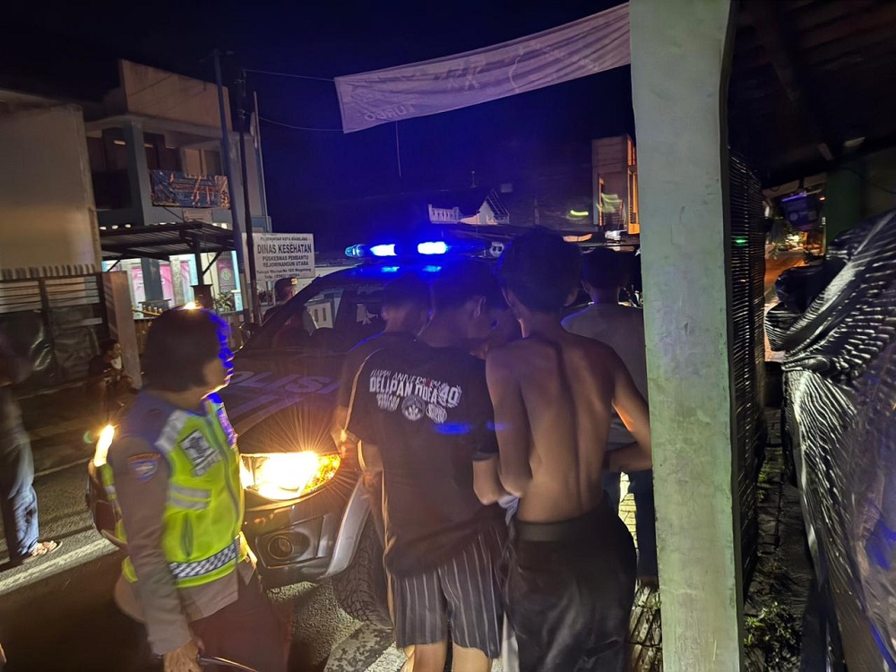 Anggota piket Polres Magelang Kota mengamankan sejumlah anak-anak yang nongkrong membawa senjata tajam di Kampung Nambangan, Magelang Tengah.