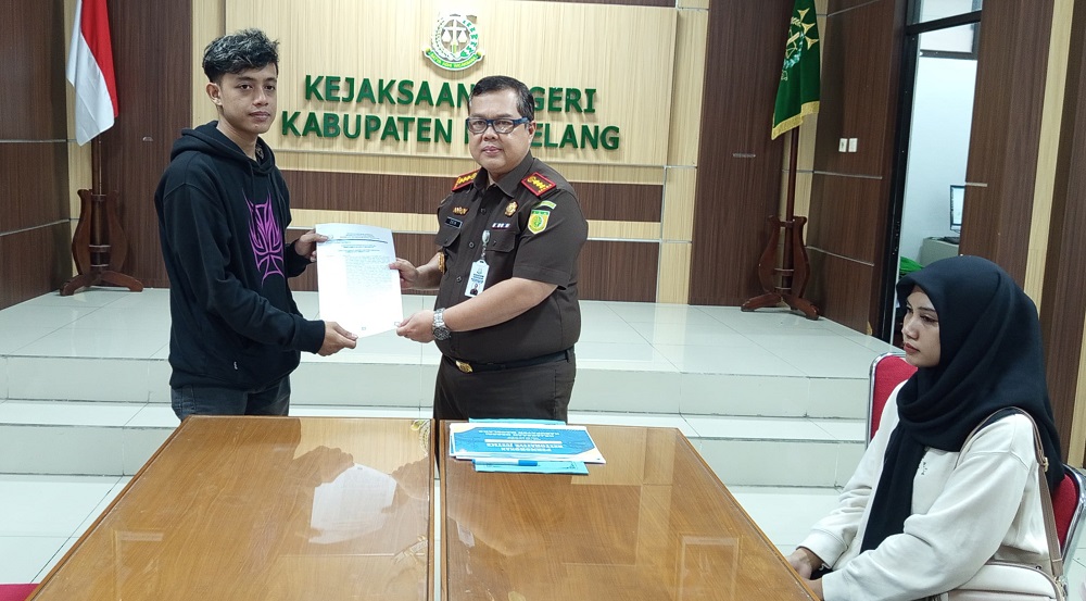 Kepala Kejari Kabupaten Magelang Zein Yusri Munggaran memberikan RJ kepada tersangka penganiayaan DS, Senin (2/12/2024).