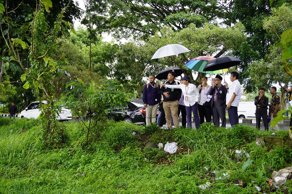 Kepala BPPW Jateng Kuswara dan Rektor Untidar Sugiyarto melakukan peninjauan lokasi gedung rektorat baru Untidar, Senin (2/12/2024).