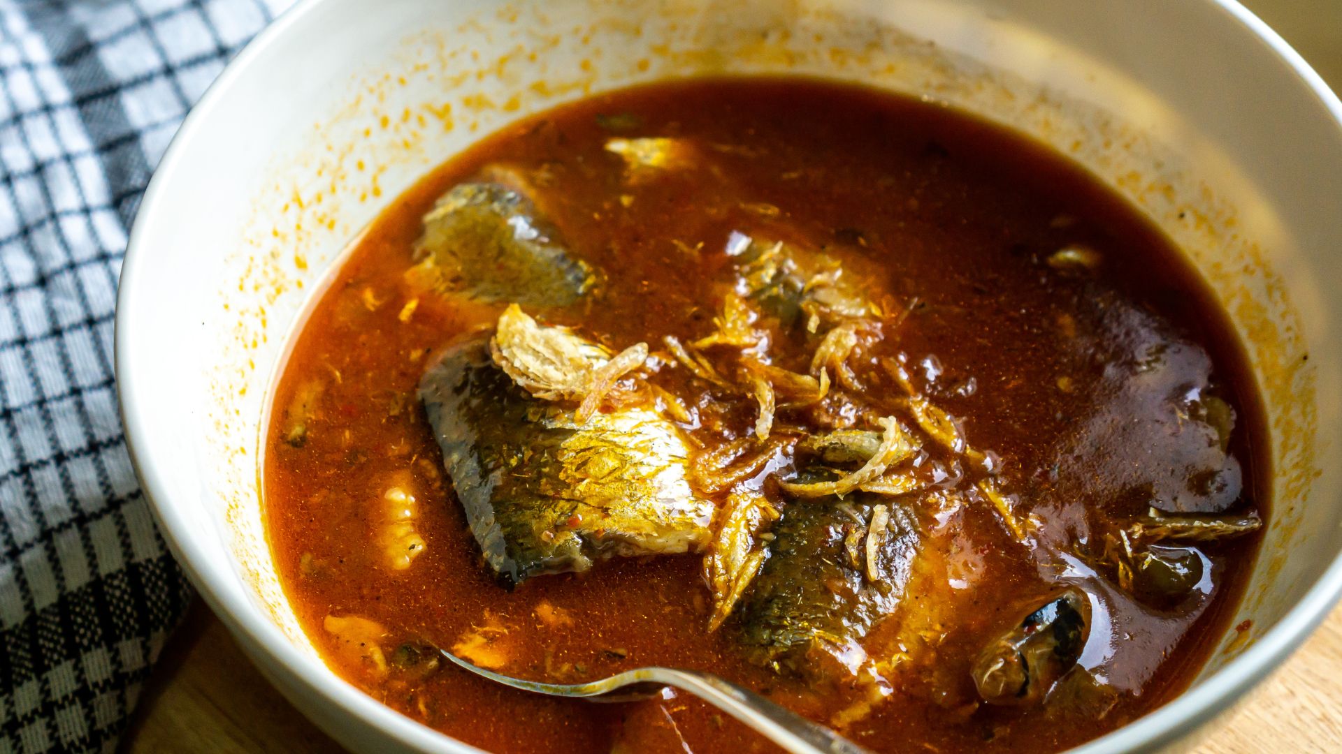 bosan dengan menu masakan yang itu-itu aja? Yuk coba resep pindang bumbu sarden ekonomis, dijamin cocok untuk anak kos karena ngga bikin kantong bolong