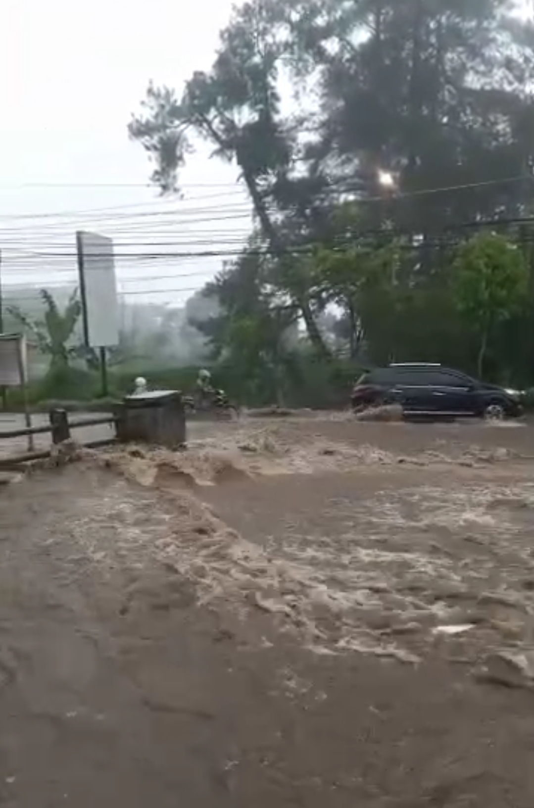 Jalan di kawasan Kalianget hingga Jawar terjadi banjir akibat meluapnya Sungai Wangan Aji Wonosobo, Senin (2/12/2024).
