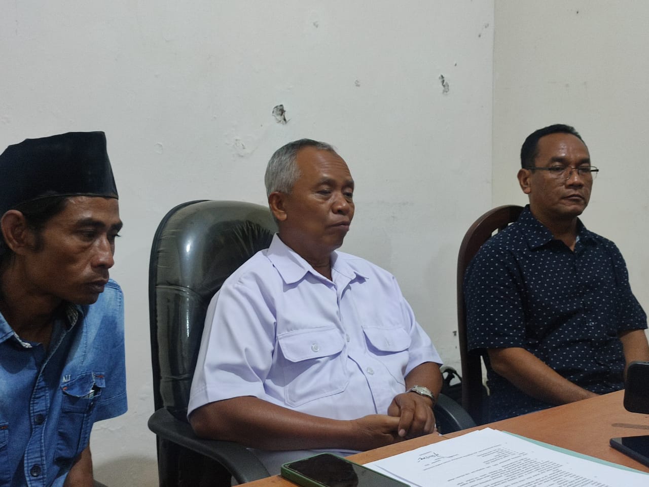 Pendamping hukum keluarga korban penembakan Gamma Rizkynata Oktavia Oktafandy, Subambang (tengah) didampingi paman korban Agung (kiri) dan ayah korban Andi Prabowo, Selasa (3/12/2024).