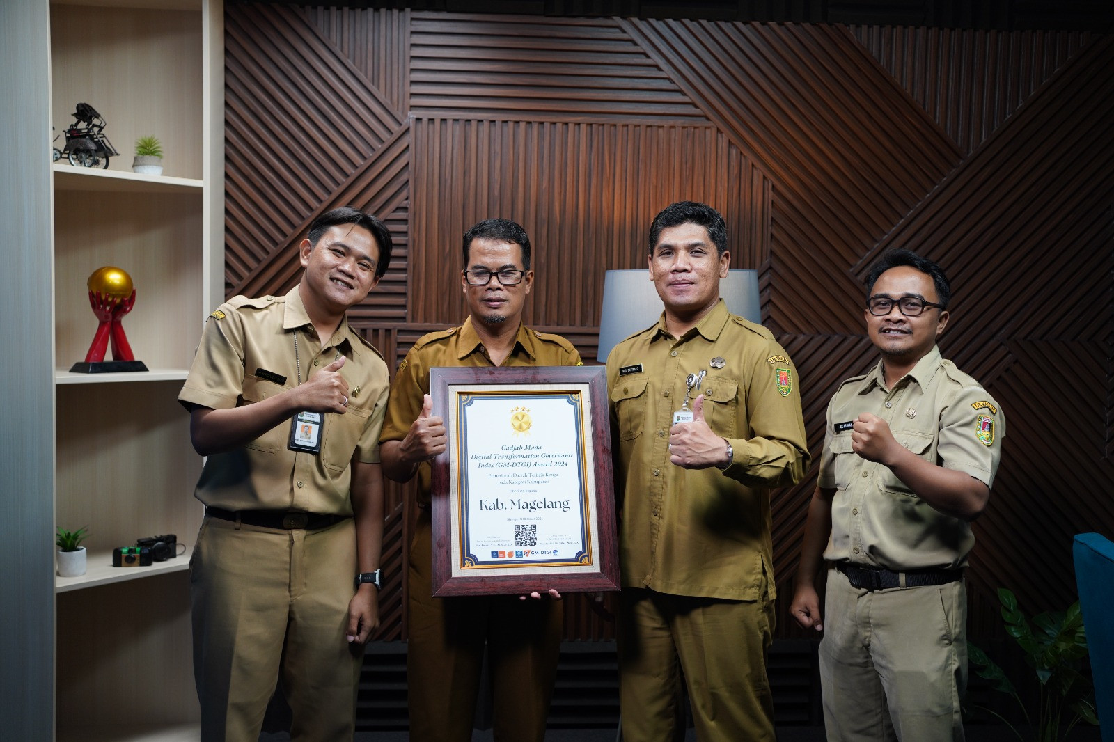 Kepala Diskominfo Kabupaten Magelang Budi Daryanto (2 dari kanan) menerima penghargaan GM-DTGI 2024.
