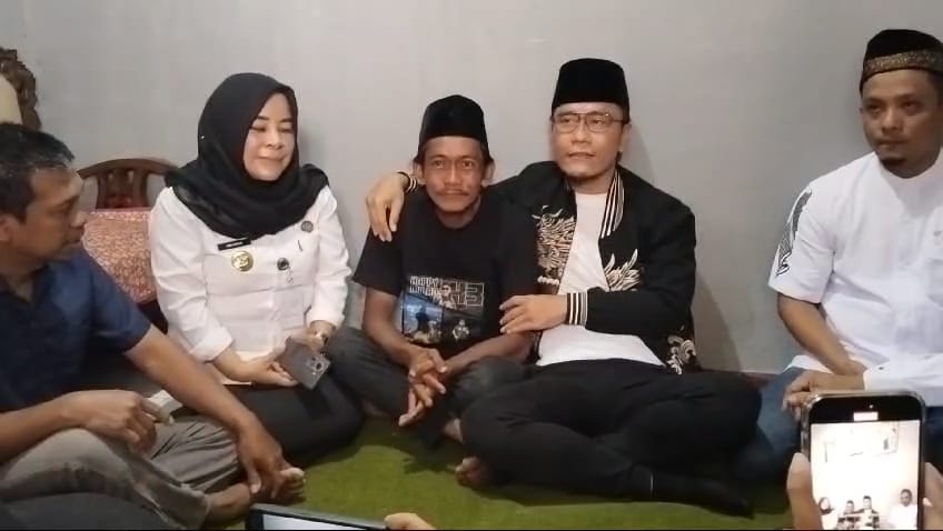 Gus Miftah mengkunjungi rumah Sunhaji, penjual es teh yang viral di Dusun Gesari, Desa Banyusari, Kecamatan Grabag, Kabupaten Magelang, Rabu (4/12/2024).