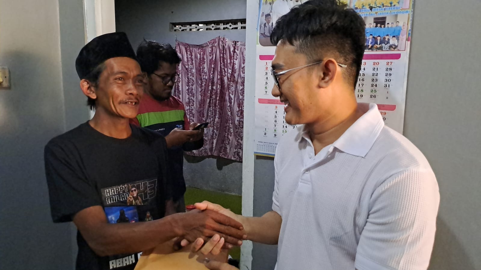 Penjual es teh Sunhaji saat menerima bantuan dari berbagai pihak yang datang ke rumahnya di Dusun Gesari, Desa Banyusari, Kecamatan Grabag, Kabupaten Magelang, Rabu (4/12/2024).