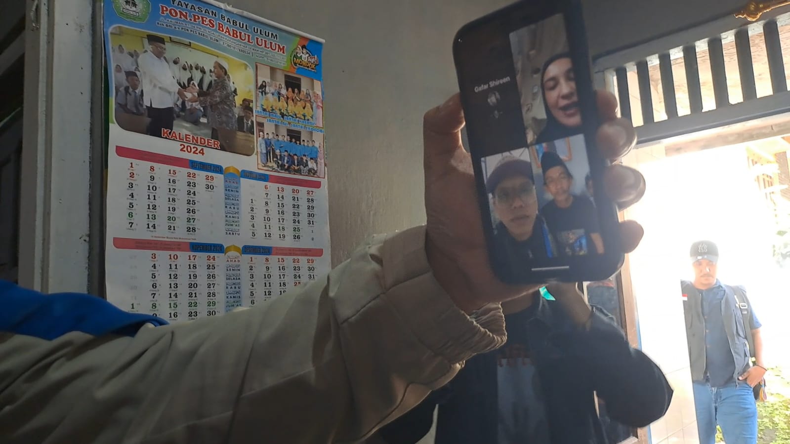 Sunhaji, penjual es teh Magelang usai mendapatkan video call dari artis Shireen Sungkar, Rabu (4/12/2024).