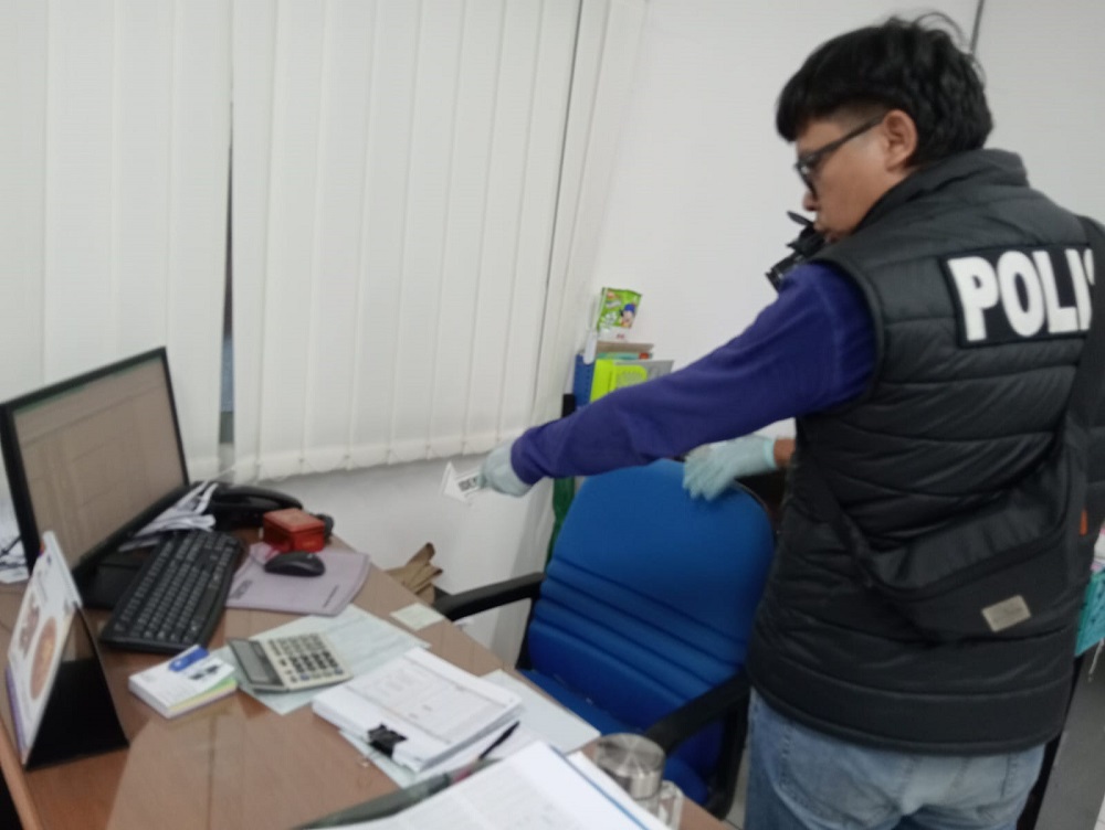 Tim Reskrim Polres Semarang saat melakukan olah TPK di pabrik garmen PT Starlight Bawen, Kabupaten Semarang usai dibobol maling.