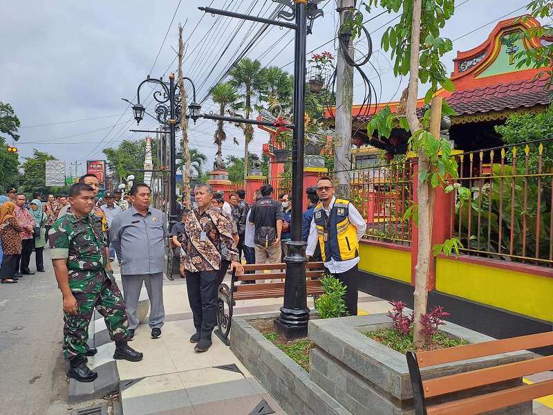Pj Bupati Temanggung Hary Agung Prabowo bersama forkompimda dan jajaran Pemkab setempat meninjau city walk utara yang diresmikan Jumat (6/12/2024).