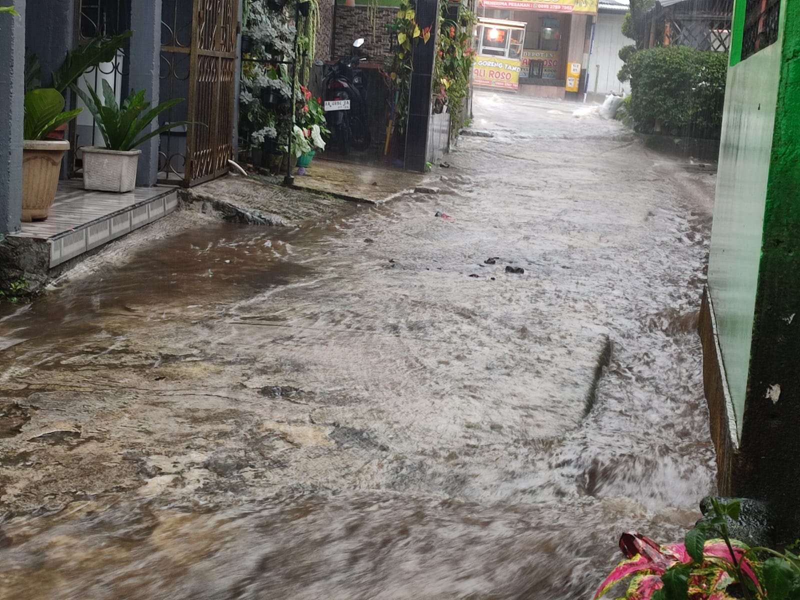 Banjir beberapa waktu lalu setelah saluran Wangan Aji Wonosobo meluber mengakibatkan 7 rumah rusak.