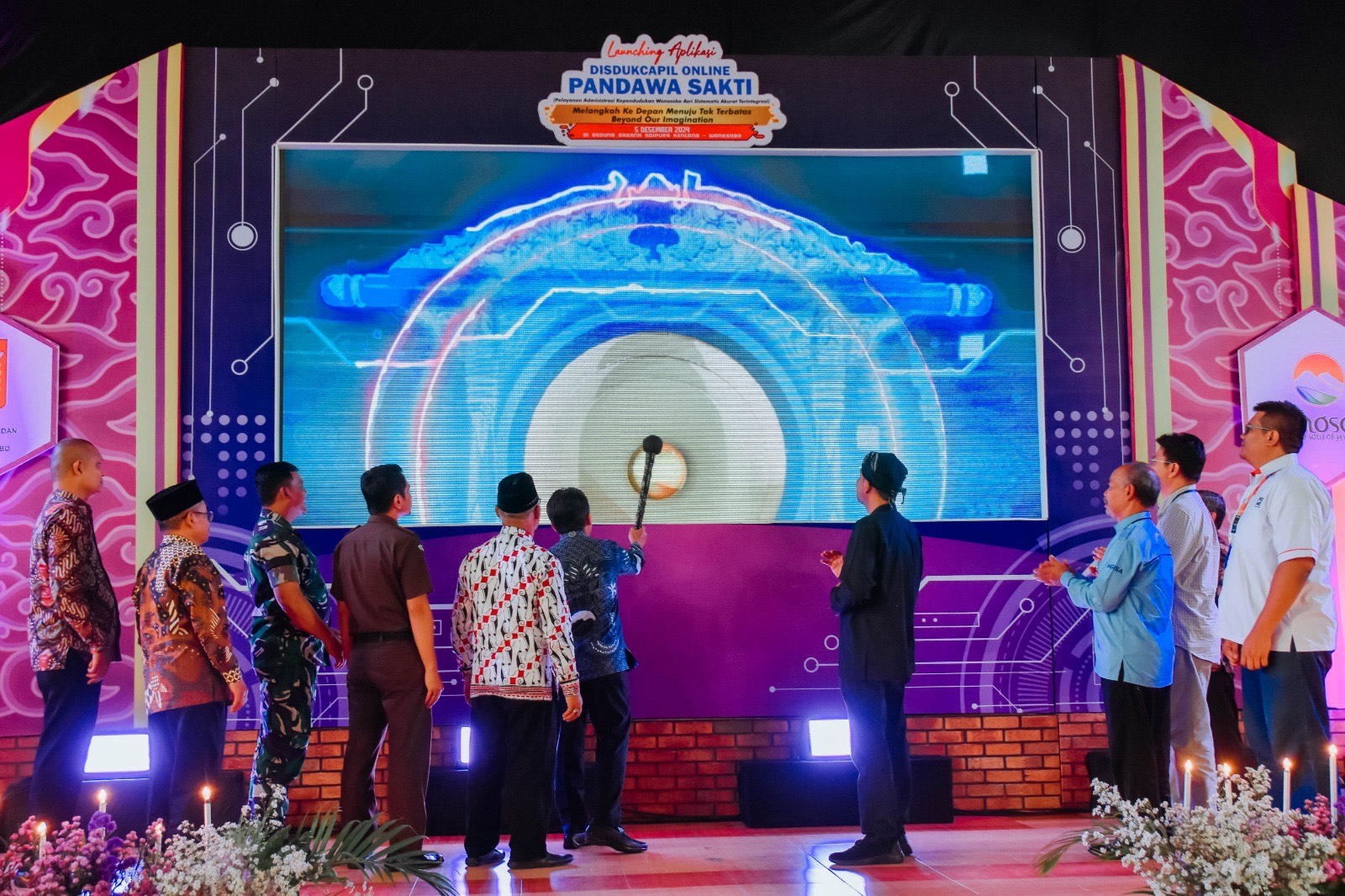 Bupati Wonosobo Aff Nurhidayat bersama jajaran meluncurkan inovasi layanan web dari Disdukcapil Wonosobo yakni Pandawa Sakti, Kamis (5/12/2024).