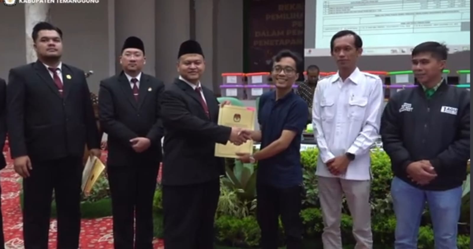 Penyerahan hasil rekapitulasi penghitungan suara dari KPU Kabupaten Temanggung kepada berbagai pihak terkait di Graha Bhumi Phala, Rabu (4/12/2024) sore.