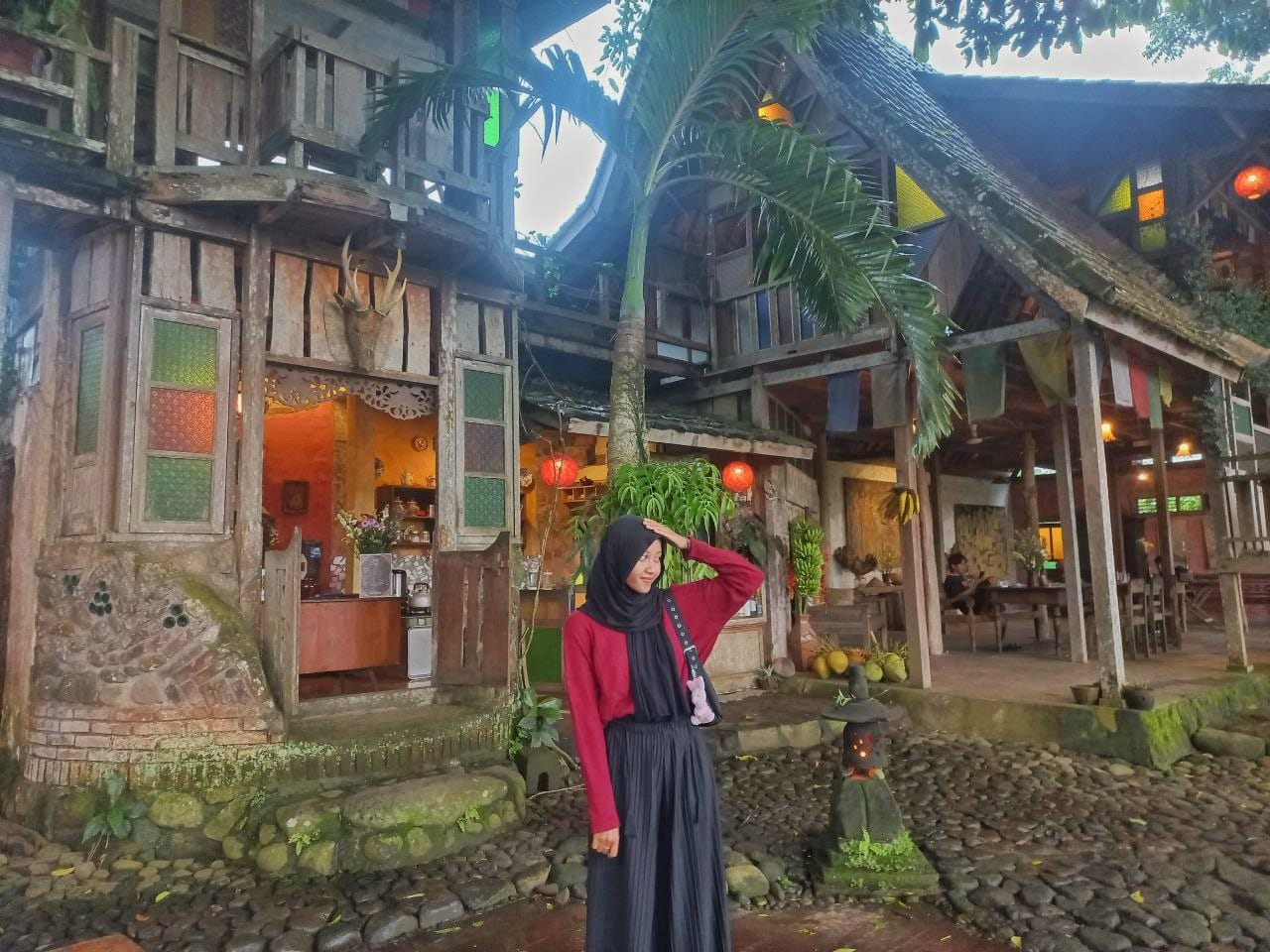 Suasana di depan kafe yang kental dengan nuansa seni.