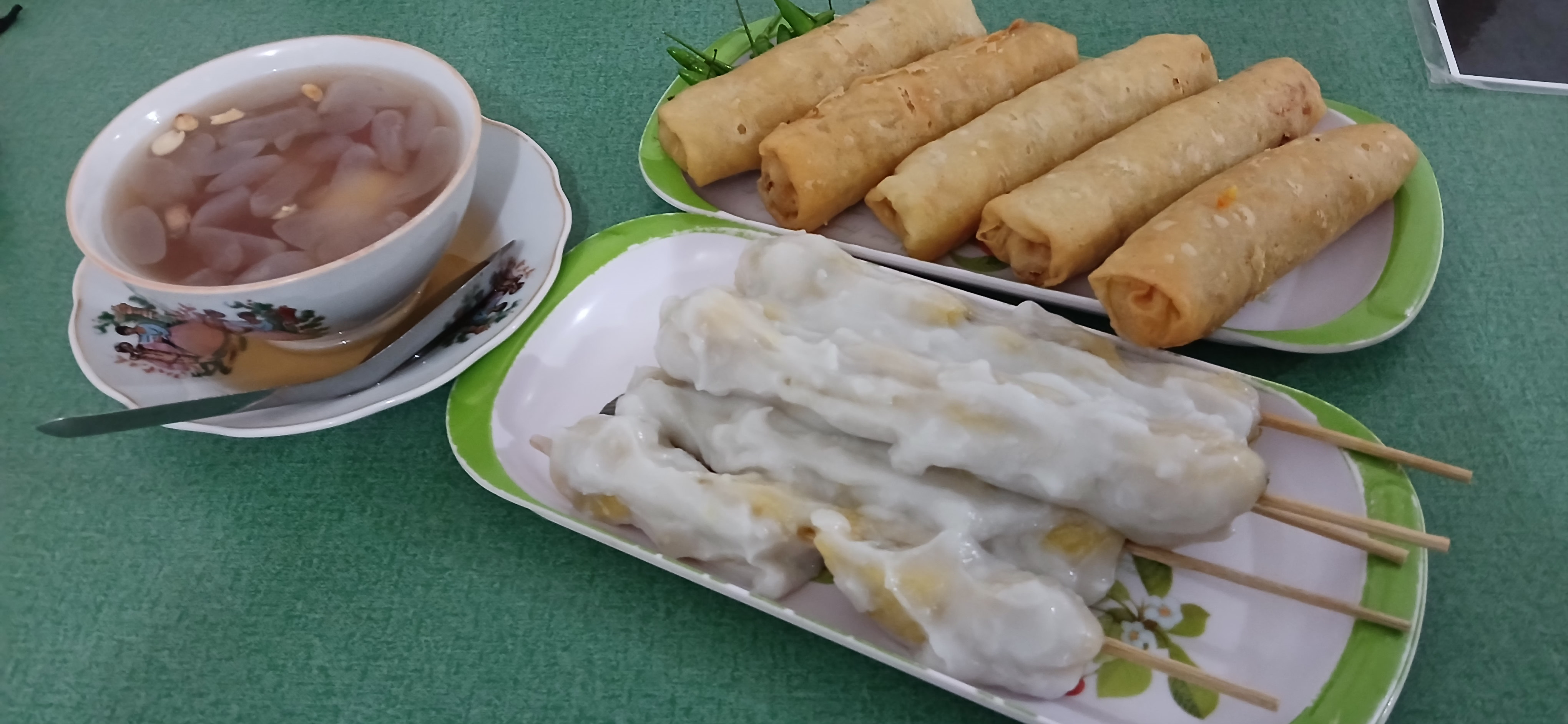 Wedang ronde dan camilan sate pisang serta lumpia.