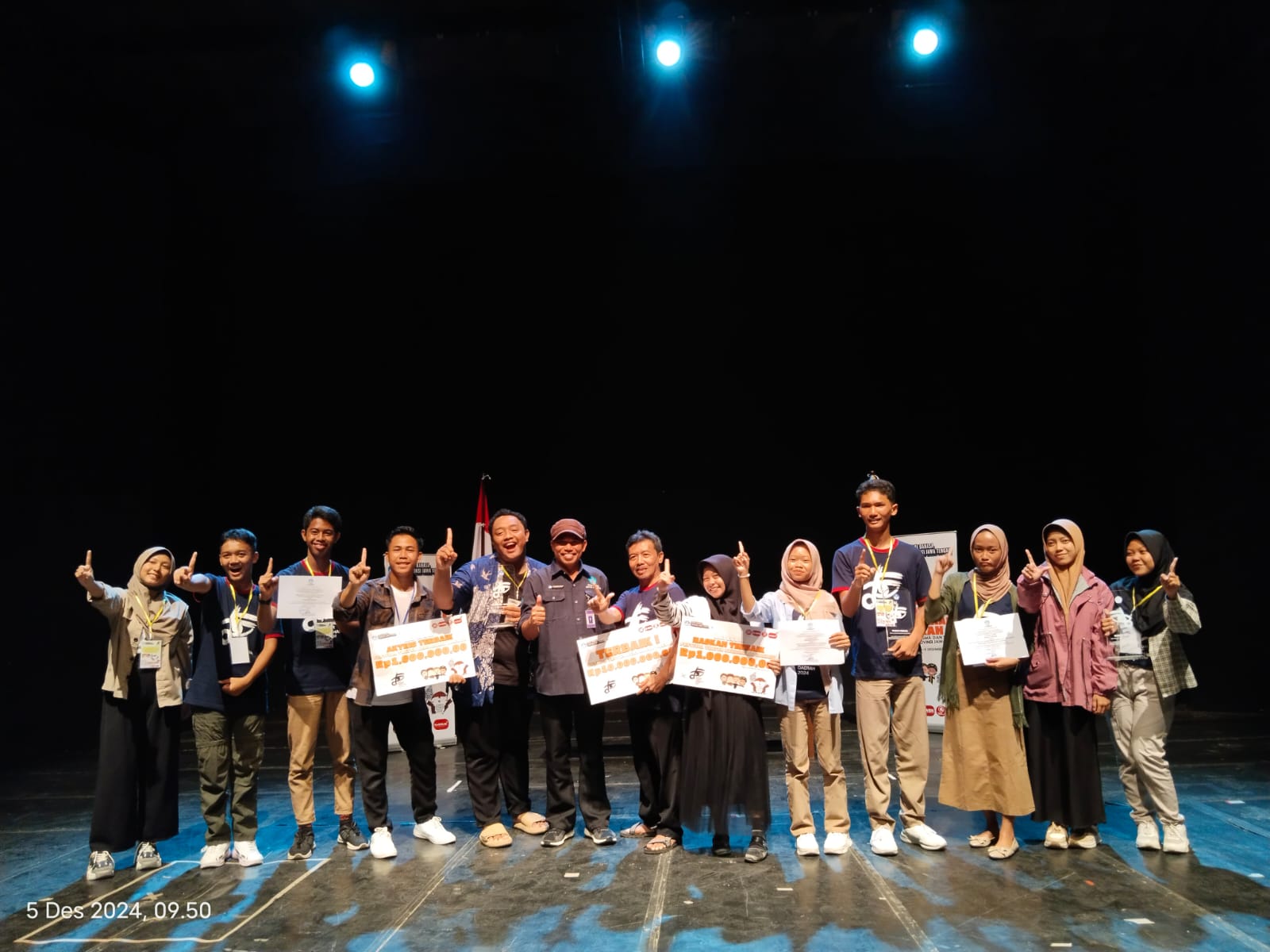 Para pemenang Festival Teater Berbahasa Daerah yang diadakan Balai Bahasa Provinsi Jawa Tengah di Teater Arena Taman Budaya Jawa Tengah di Solo.