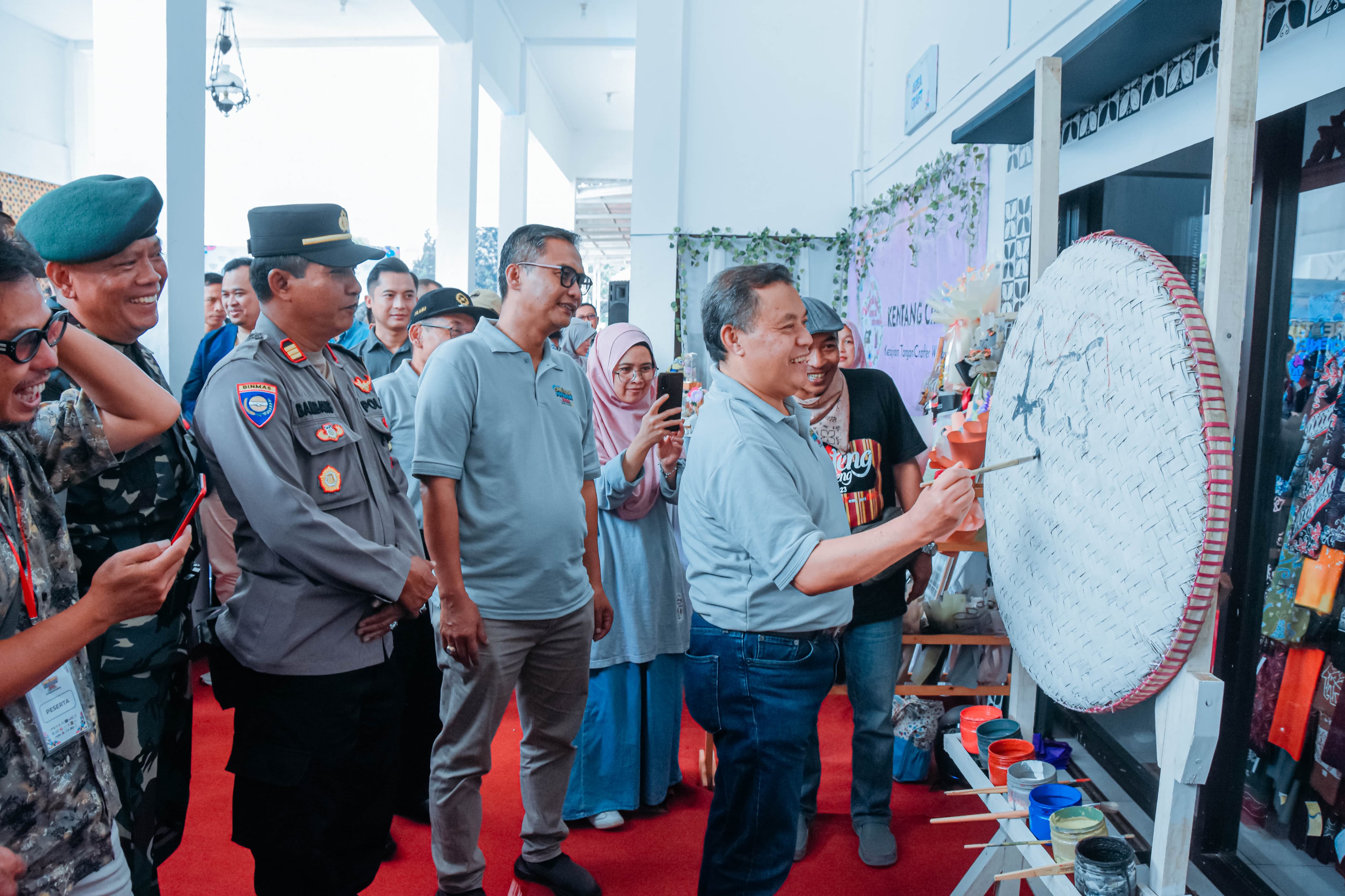 Wakil Bupati Wonosobo Muhammad Albar saat membuka Festival Creative Preneur di Gerbang Wisata Mendolo, Sabtu (7/12/2024).  &nbsp;