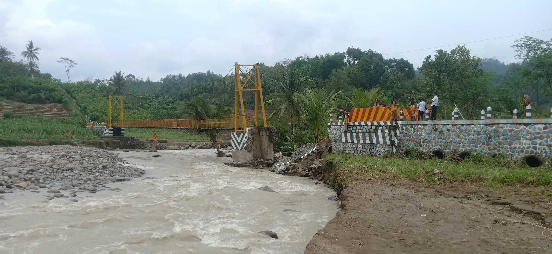 Jembatan gantung stan melo yang menghubungkan Kaliwiro dan Wadaslintang meskipun putus tetap dilewati anak-anak sekolah.