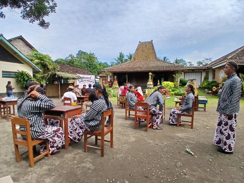 Segenap warga Desa Bojong, Kabupaten Magelang, berbaur dalam acara Festival Naliko Semono, Minggu (8/12/2024).  &nbsp;