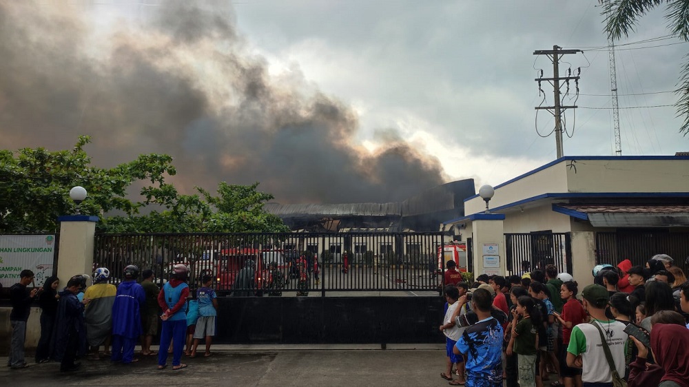 Kebakaran hebat melanda pabrik garmen PT Anugerah Abadi Magelang (AAM) di Dukuh Demesan, Desa Girirejo, Tempuran, Kabupaten Magelang, Minggu (8/12/2024).