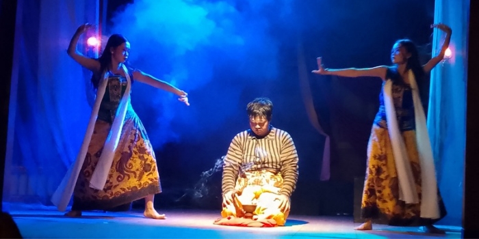 Pertunjukkan teater monolog Dariah Lengger Lanang