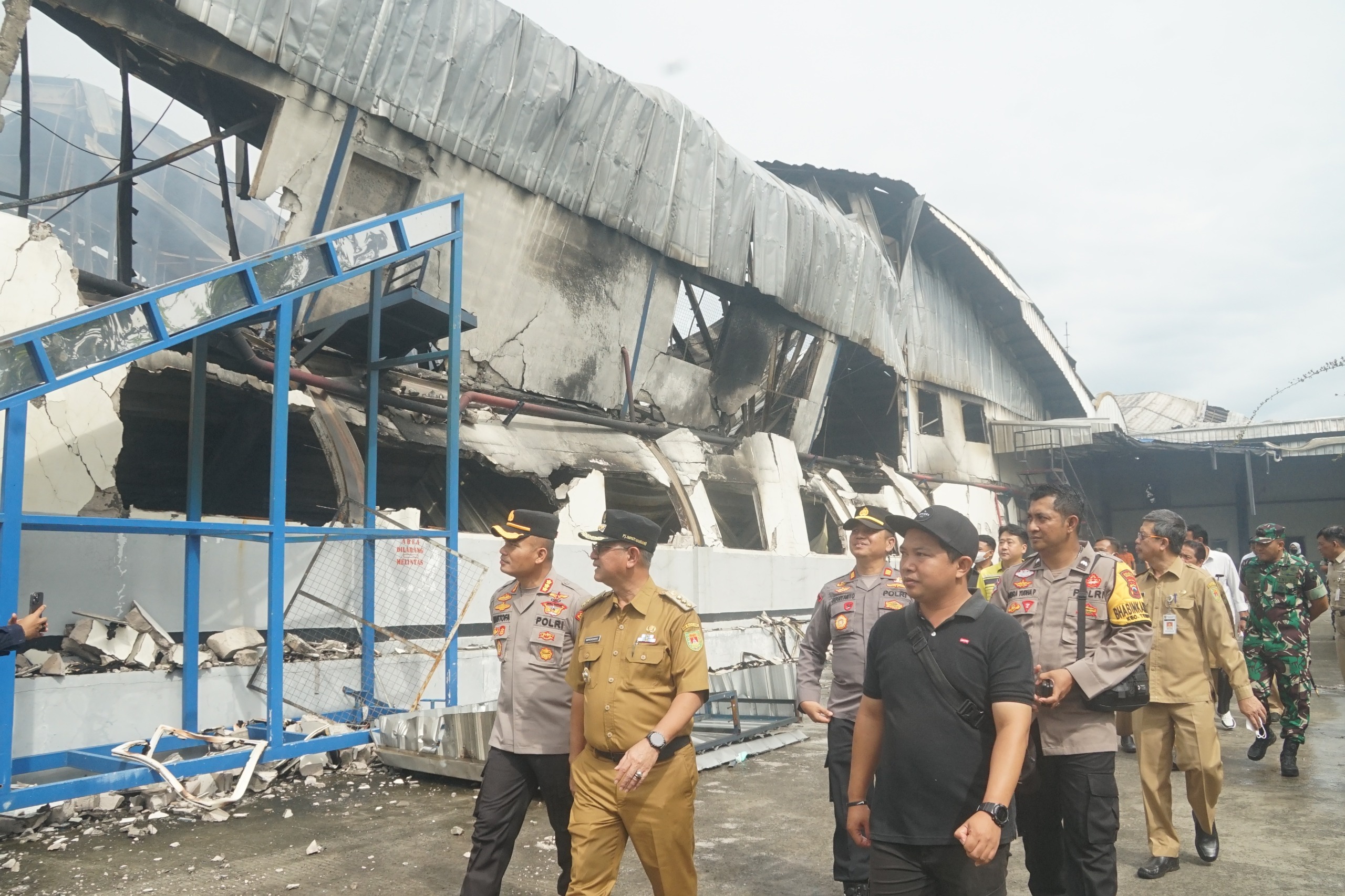 Pj Bupati Magelang Sepyo Achanto bersama forkopimda Senin (9/12/2024) meninjau pabrik PT AMA Tempuran yang terbakar. Tampak bangunan rusak pabrik rusak parah.