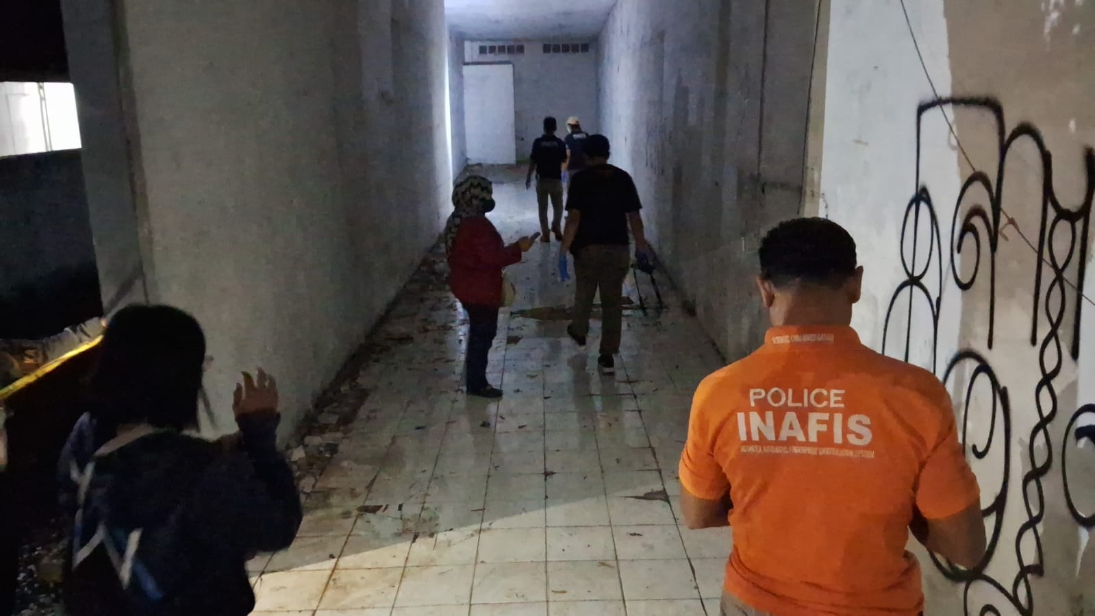 Sesosok mayat yang sudah membusuk ditemukan di rumah kosong bekas bengkel motor di Jalan Teuku Umar No 29, Kelurahan Karangrejo, Kecamatan Gajahmungkur, Kota Semarang.