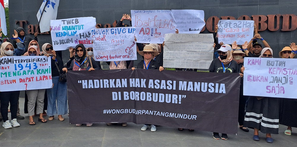 Puluhan warga Borobudur dan pedagang yang tergabung dalam Paguyuban Sentra Kerajinan dan Makanan Borobudur (SKMB) menggelar aksi demo di depan Taman Wisata Candi Borobudur, Kabupaten Magelang