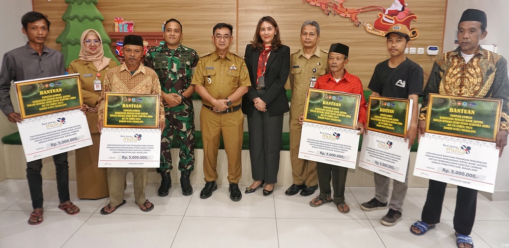 Pj Bupati Magelang Sepyo Achanto didampingi Dandim 0705/Magelang Jarot Susanto dan Pemimpin Bank Jateng Cabang Mungkid Norma Yashinta menyerahkan bantuan program jambanisasi.