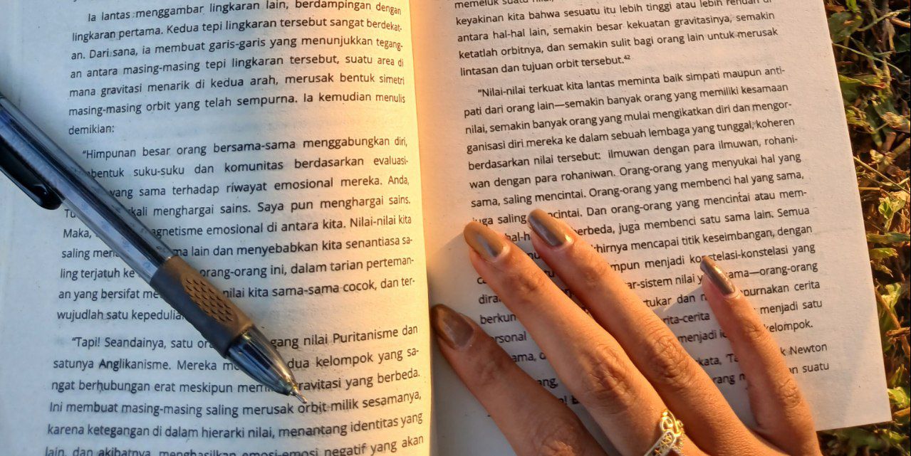 Buku menjadi salah satu hobi yang menenangkan.