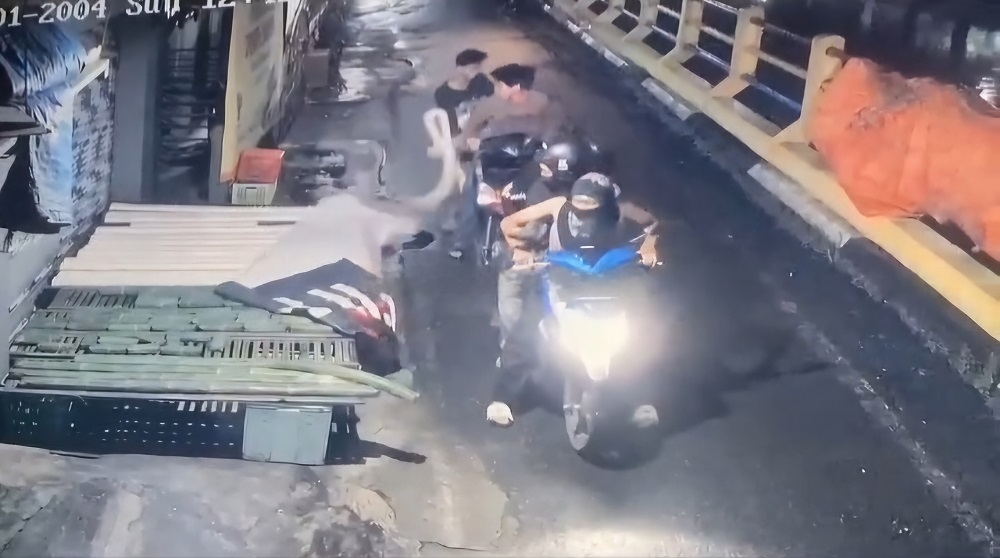 Enam pelaku naik dua motor saat mencuri tempe di rumah produksi tempe Barokah Mbarokahi milik Tamsuri di Jalan Serayu Timur, Menowo, Kedungsari, Magelang Utara.