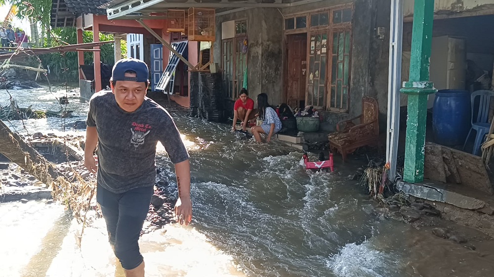 Banjir masih menggenangi jalan di depan rumah warga akibat tanggul Sungai Nglegong jebol di Desa Ngrapah, Kecamatan Banyubiru, Kabupaten Semarang, Rabu (11/12/2024) pagi.